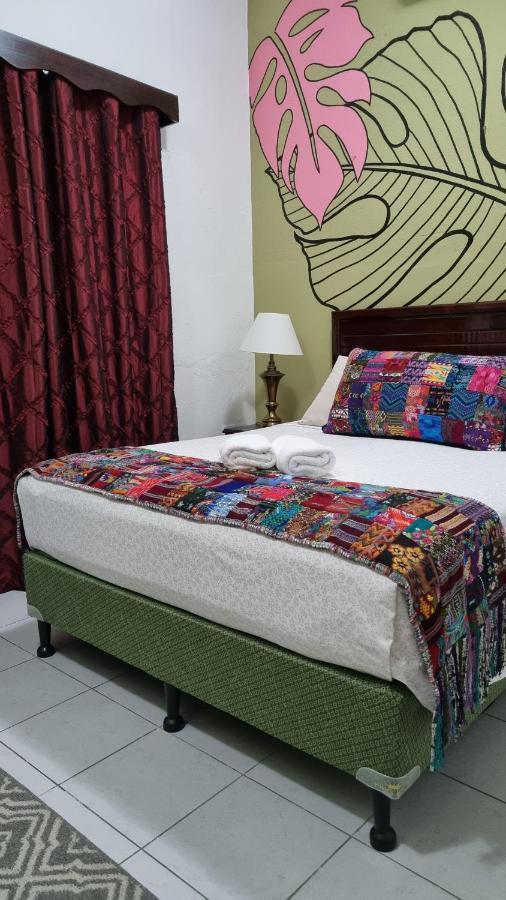Amina Inn Флорес Екстериор снимка