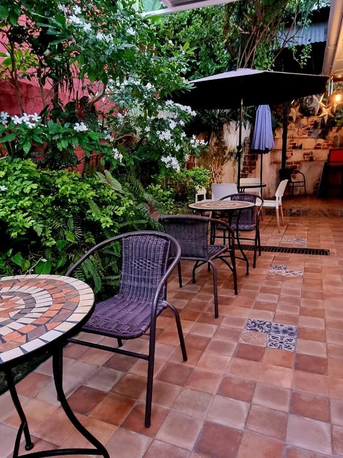 Amina Inn Флорес Екстериор снимка