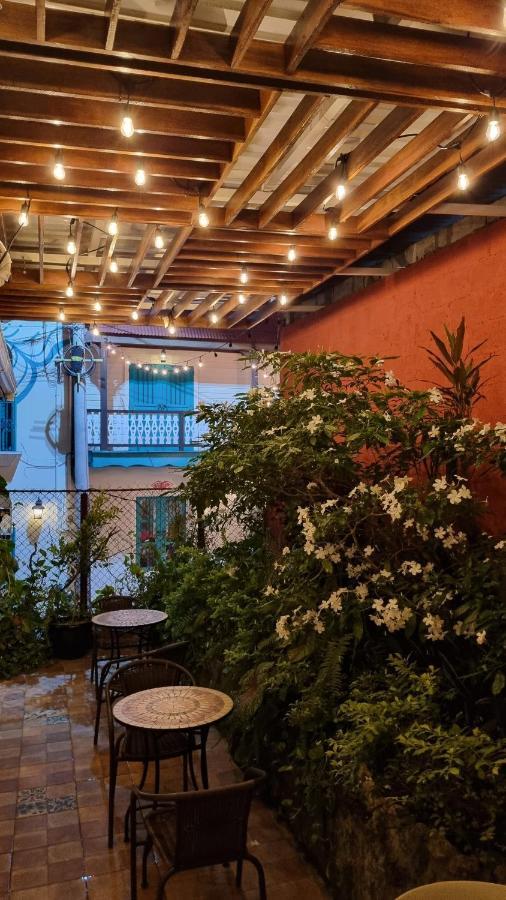 Amina Inn Флорес Екстериор снимка