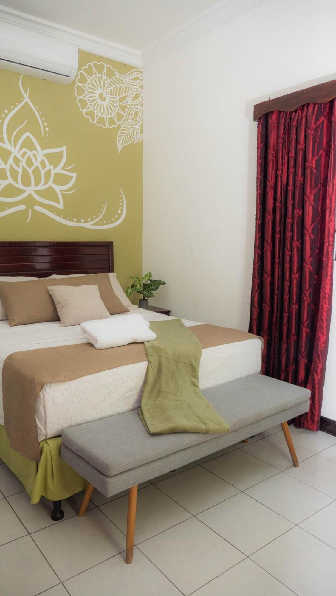 Amina Inn Флорес Екстериор снимка