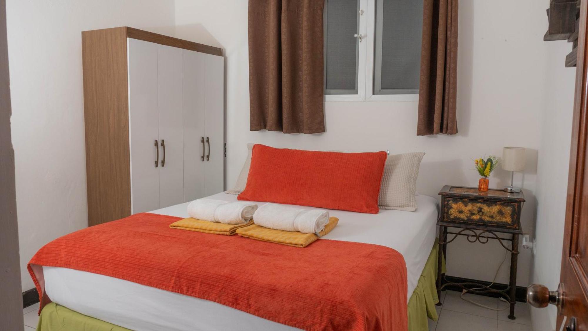 Amina Inn Флорес Екстериор снимка