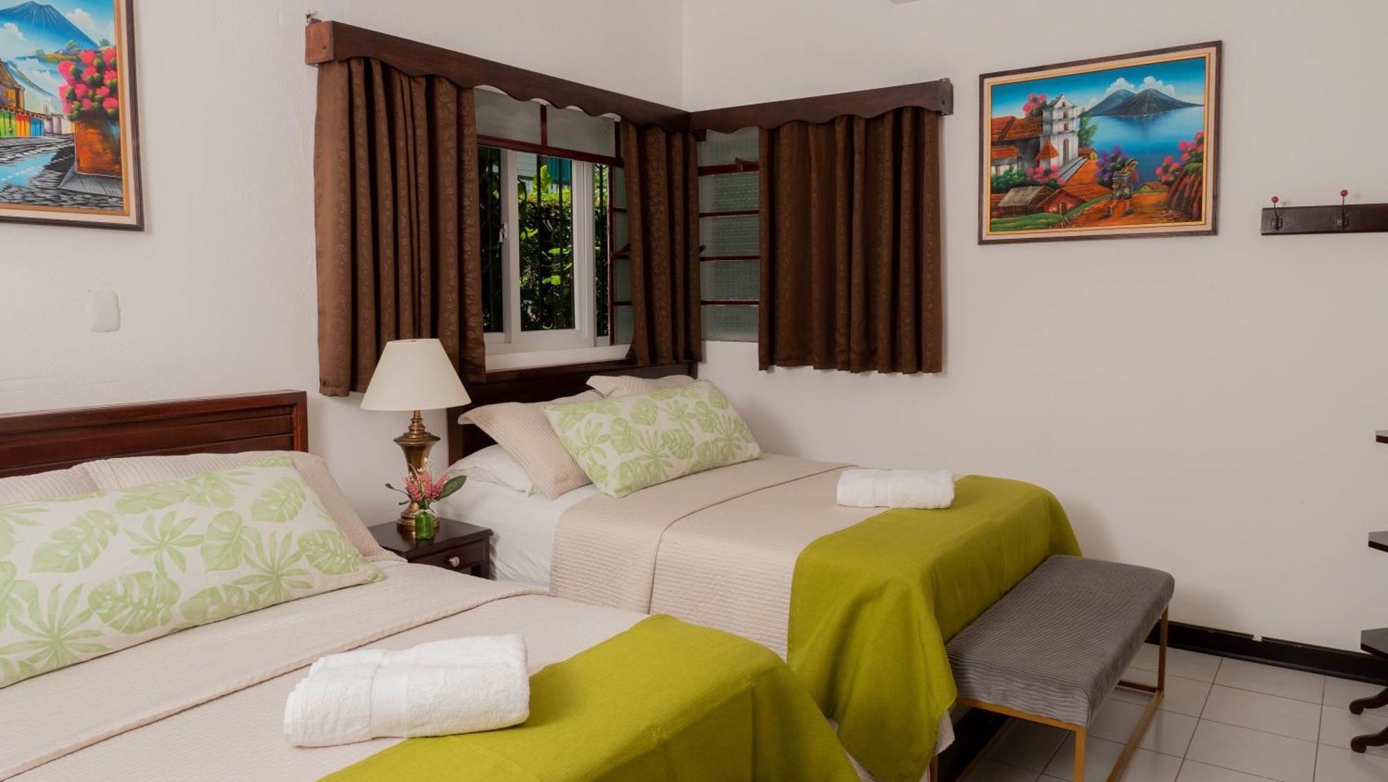Amina Inn Флорес Екстериор снимка